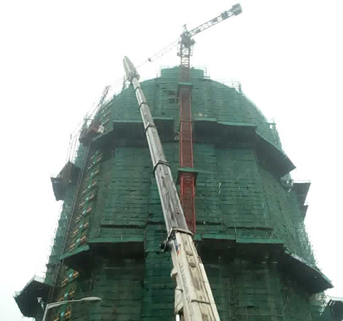 河口吊车在工地上作业